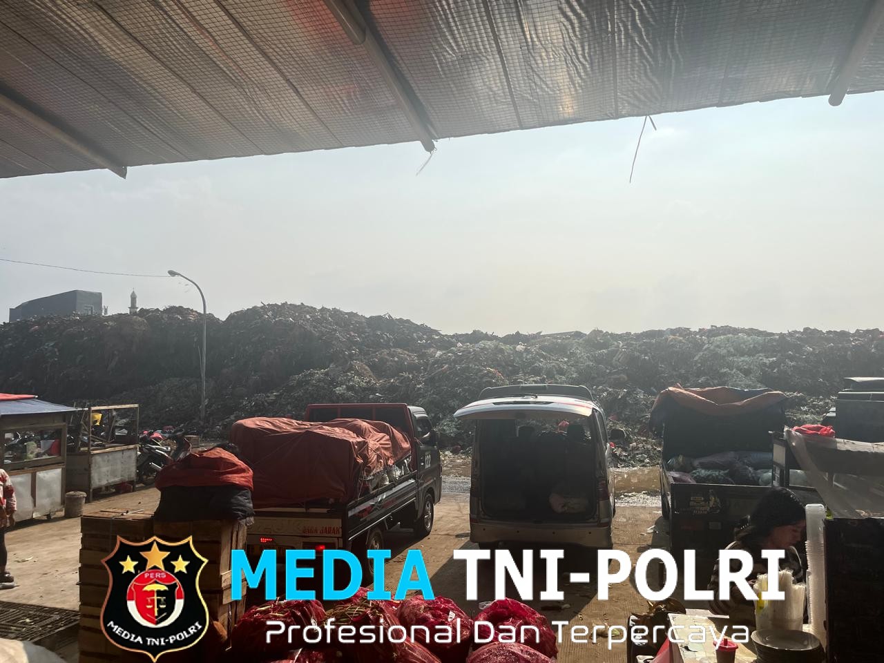 Tumpukan Sampah di Pasar Induk Kramat Jati Kian Meresahkan Warga