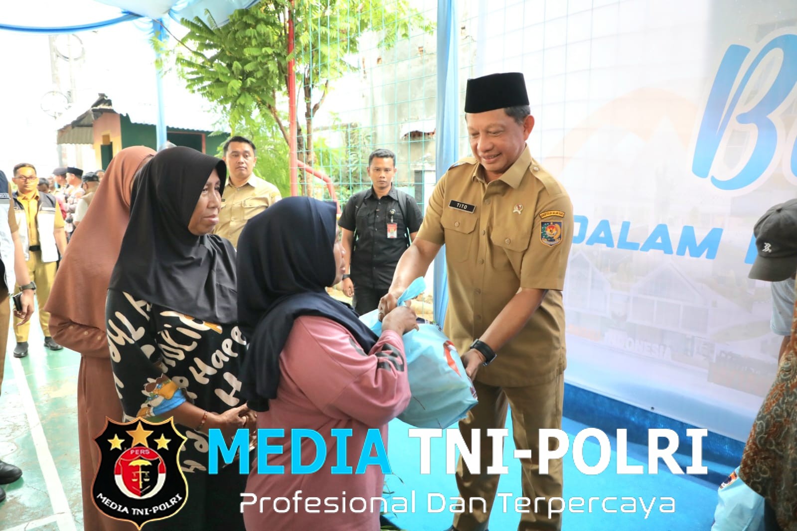 HUT Ke-15 BNPP, Mendagri selaku Kepala BNPP Bagikan 2.000 Paket Sembako kepada Warga Tanah Tinggi