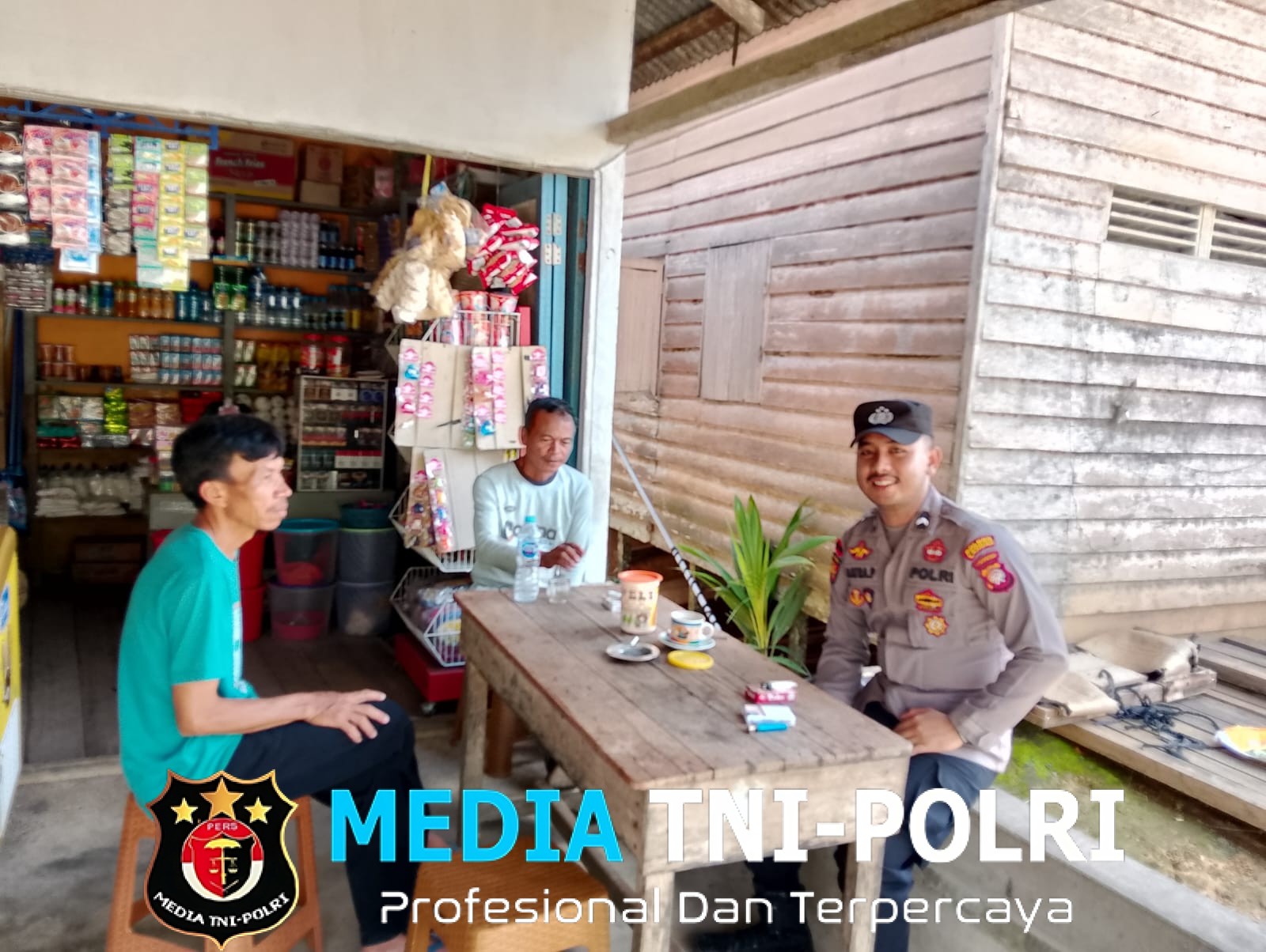 Lewat Ngopi Santai, Polsek Air Besar Ajak Warga Jaga Kamtibmas