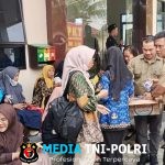 Sat Intelkam Polres Lampung Tengah Bagikan Air Mineral Untuk Warga Pemohon SKCK Yang Mengantri