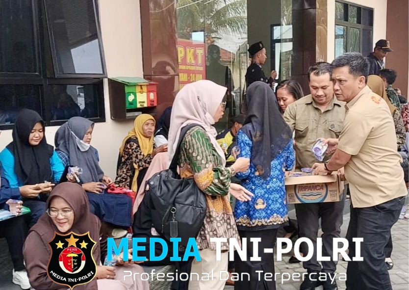 Sat Intelkam Polres Lampung Tengah Bagikan Air Mineral Untuk Warga Pemohon SKCK Yang Mengantri