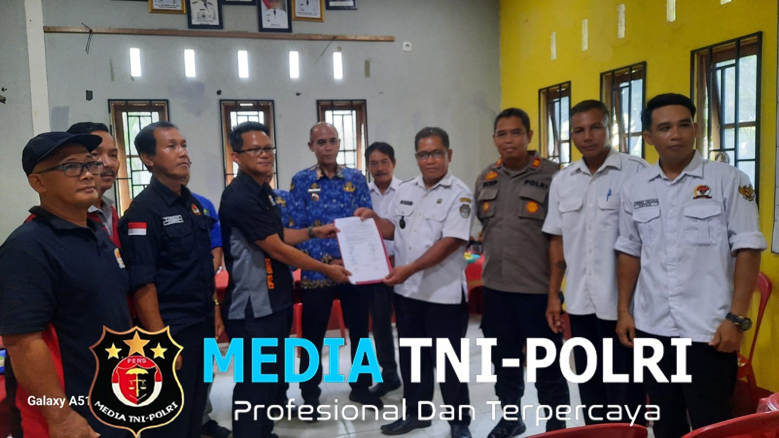 Kapolsek Sengah Temila Hadiri Sosialisasi Rencana Pembangunan Air Bersih di Desa Andeng