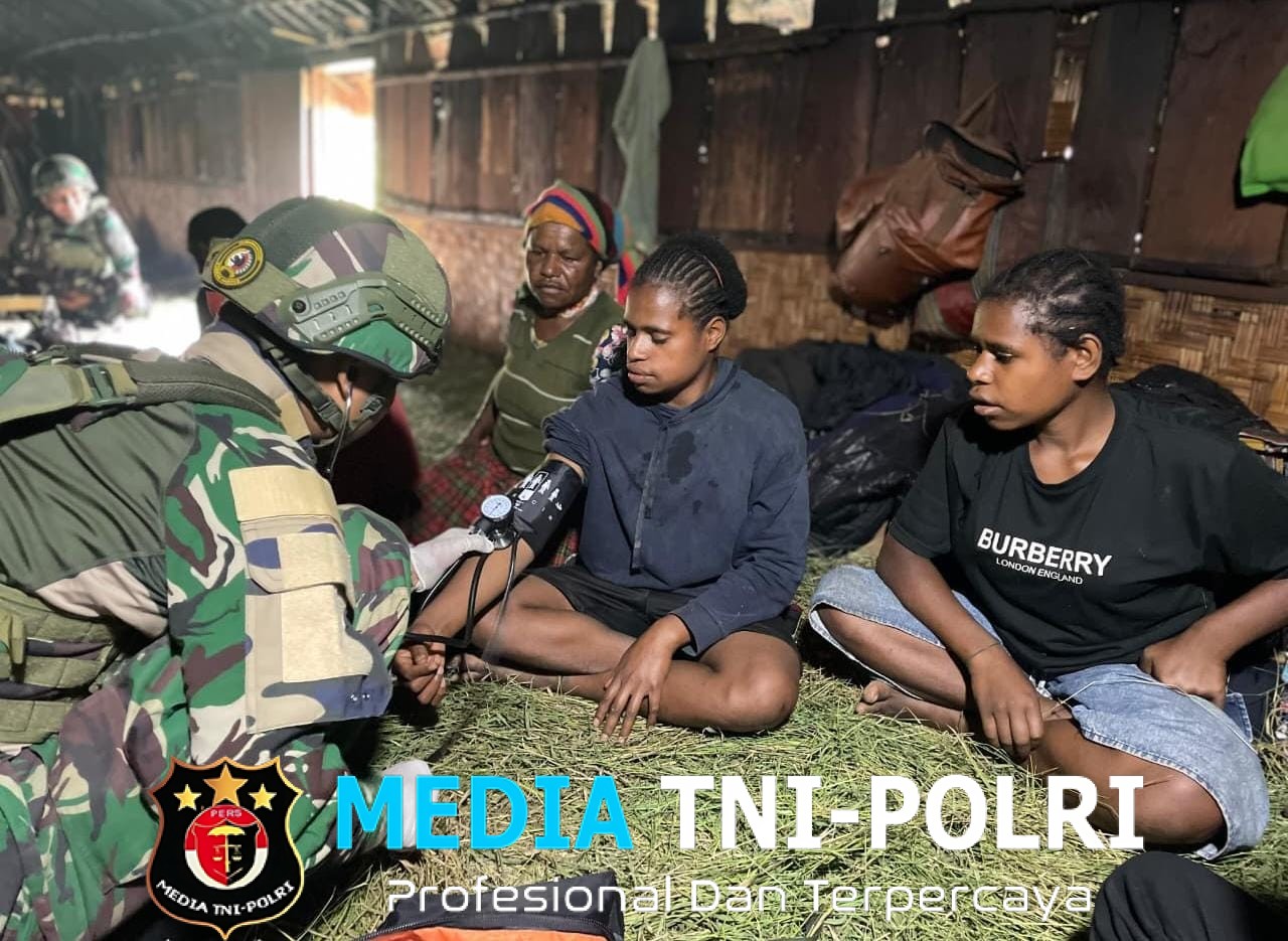 Peduli Kesehatan, Satgas Yonif 521/DY Berikan Pelayanan Kesehatan di Kampung Bolakme