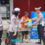 Momen HUT Lalu Lintas Bhayangkara Satlantas Landak Dekatkan Diri dengan Juru Parkir