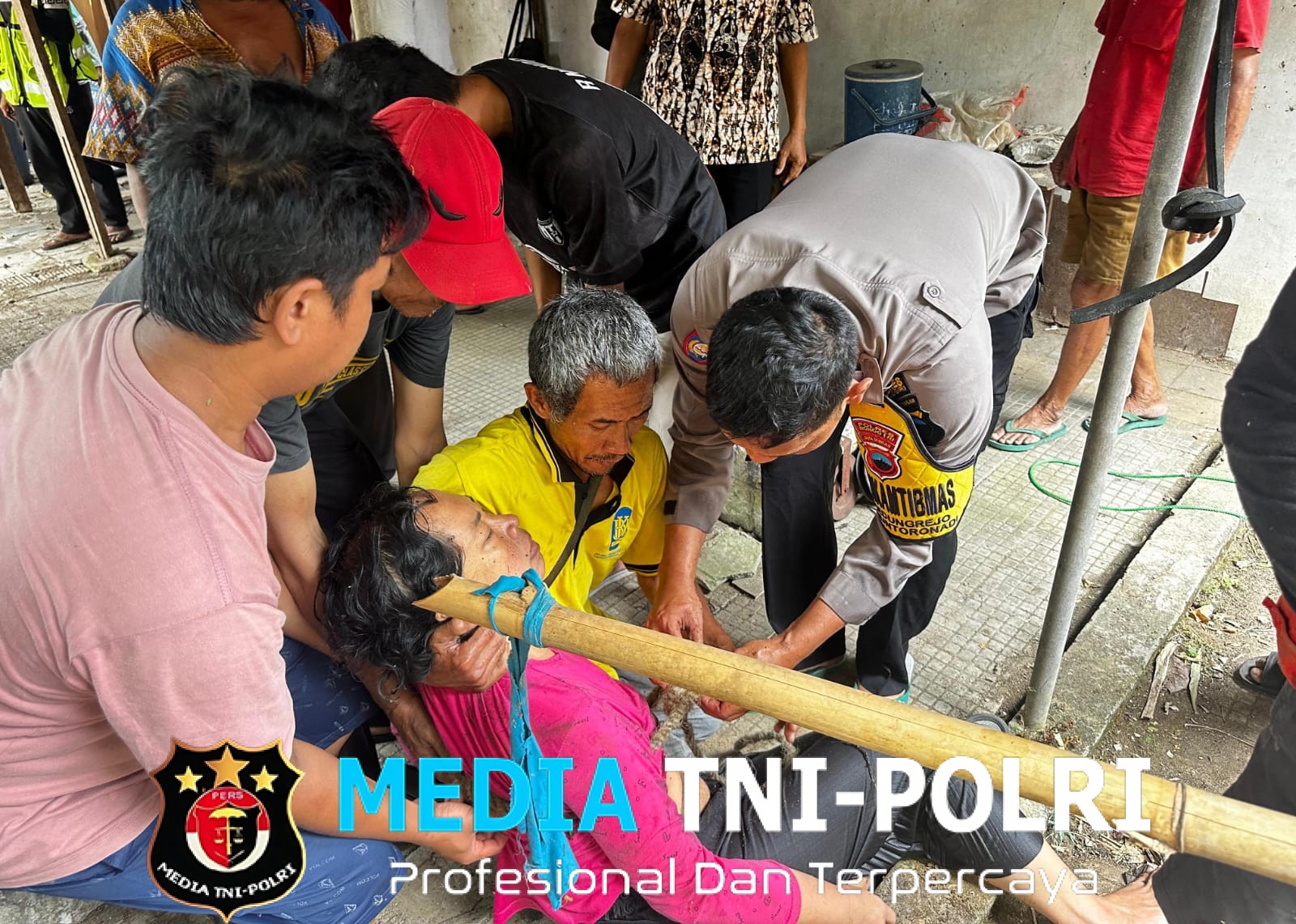 Polisi Bantu Evakuasi Ibu Rumah Tangga yang Tercebur Sumur di Nguntoronadi