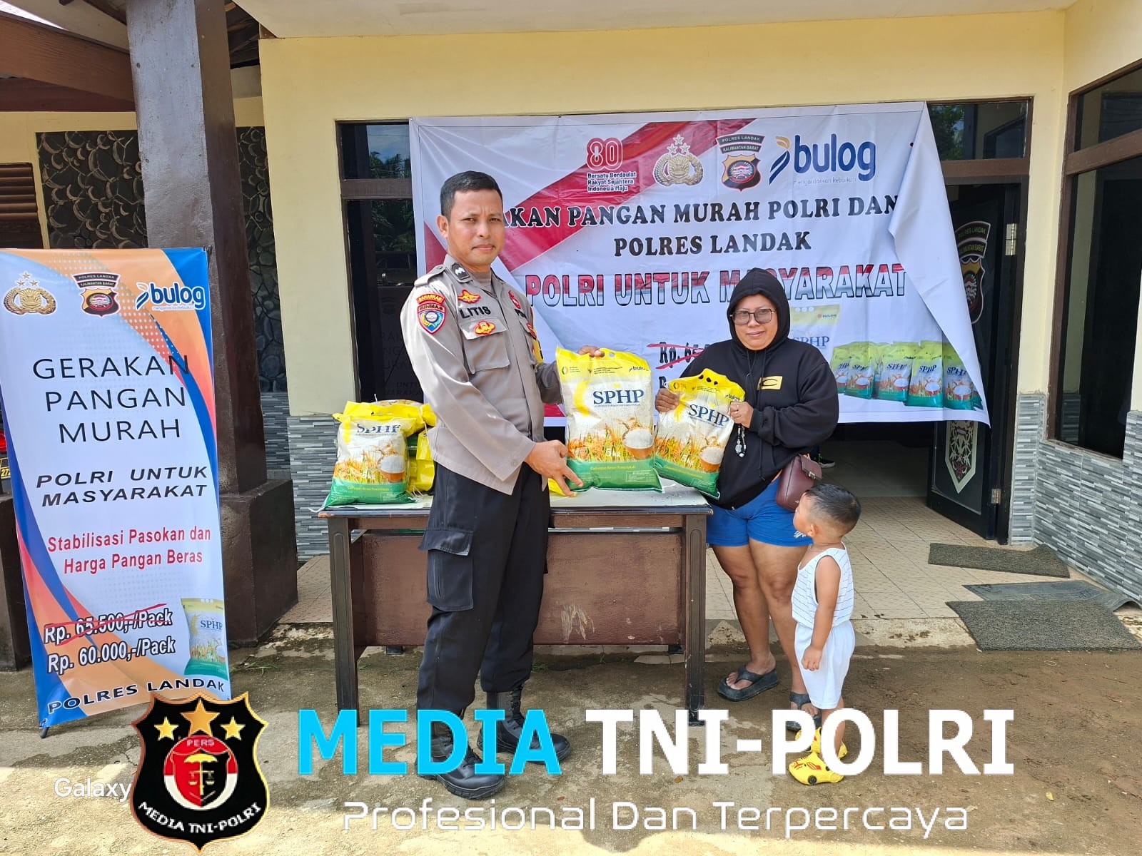 Ringankan Beban Masyarakat, Polsek Sengah Temila Bersama Bulog Sediakan Beras Murah