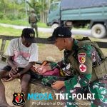 Satgas Yonif 131/Brajasakti Layani Kesehatan Warga Kampung Pyiawi Secara Door to Door
