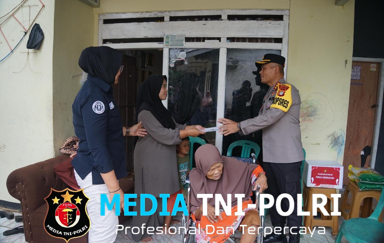 Bakti Sosial Polres Metro Bekasi, Kursi Roda Jadi Harapan Baru bagi Lansia Yang Patah Tulang Panggul