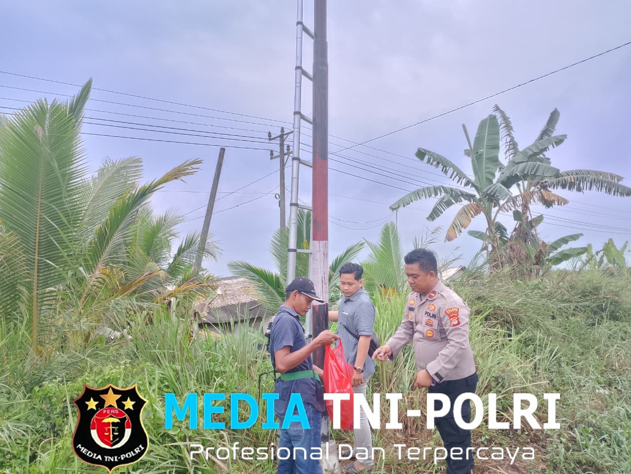 Kepedulian Kapolsek Mesuji Timur, Pasang Lampu PJU Antisipasi C3 di Titik-titik Rawan Kecelakaan