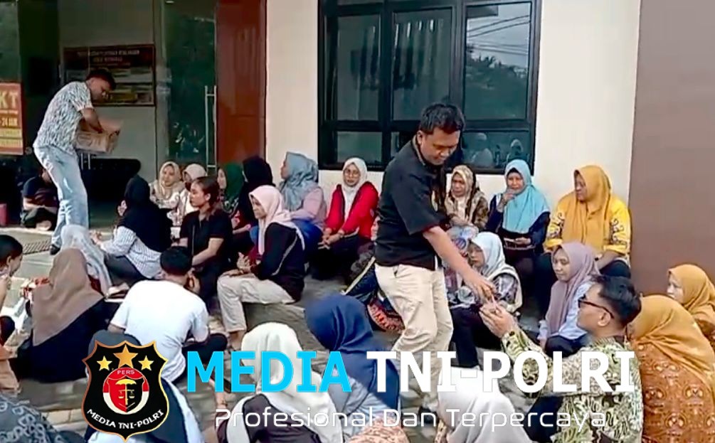 Bentuk Kepedulian Polri Ke Pemohon SKCK, Sat Intelkam Polres Lampung Tengah Kembali Bagikan Air Mineral