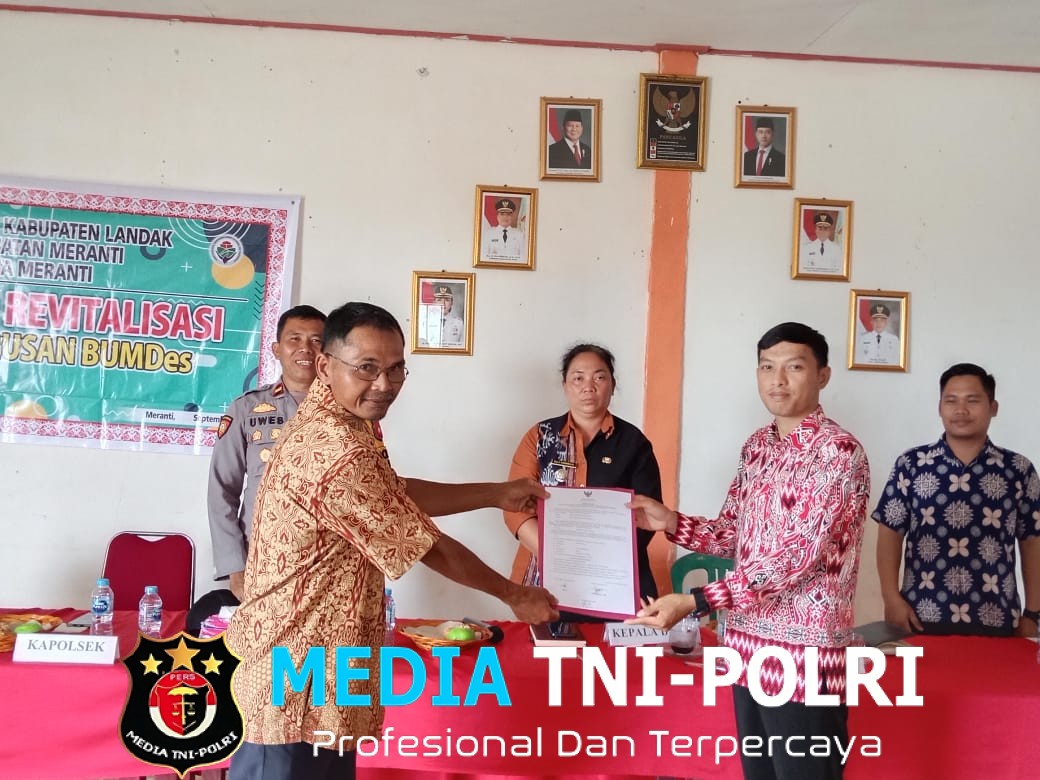 Polsek Meranti Ikuti Kegiatan Musdesus Revitalisasi Kepengurusan Bumdes Tunas sejahtera Desa Meranti Kec. Meranti Kab. Landak