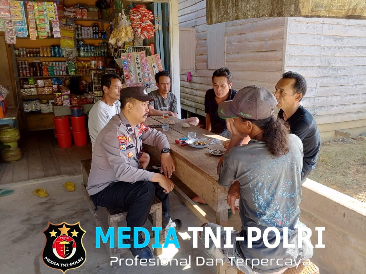 Polsek Air Besar Sambangi Warga Saat Patroli Siang, Jalin Silaturahmi dan Sampaikan Pesan Kamtibmas