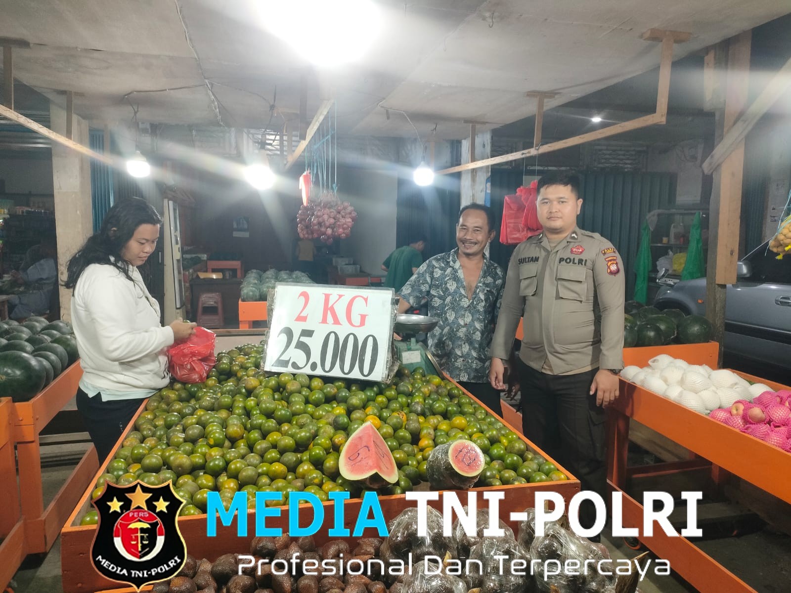 Patroli Malam Polsek Ngabang Ingatkan Kepada Para Pedagang UMKM Untuk Lebih Teliti Dalam Hal Peredaran Uang Palsu