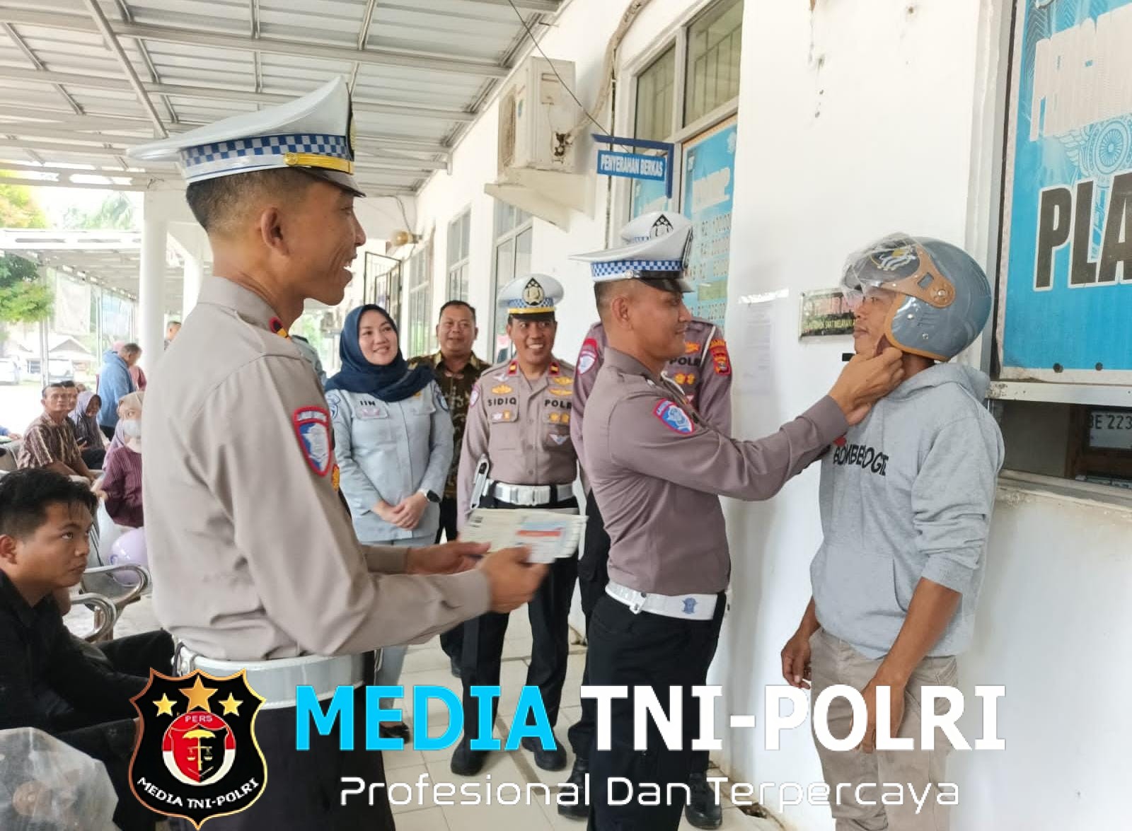 Apresiasi Taat Pajak, Satlantas Polres Lampung Timur Bagikan Helm Pada Pemohon Pajak