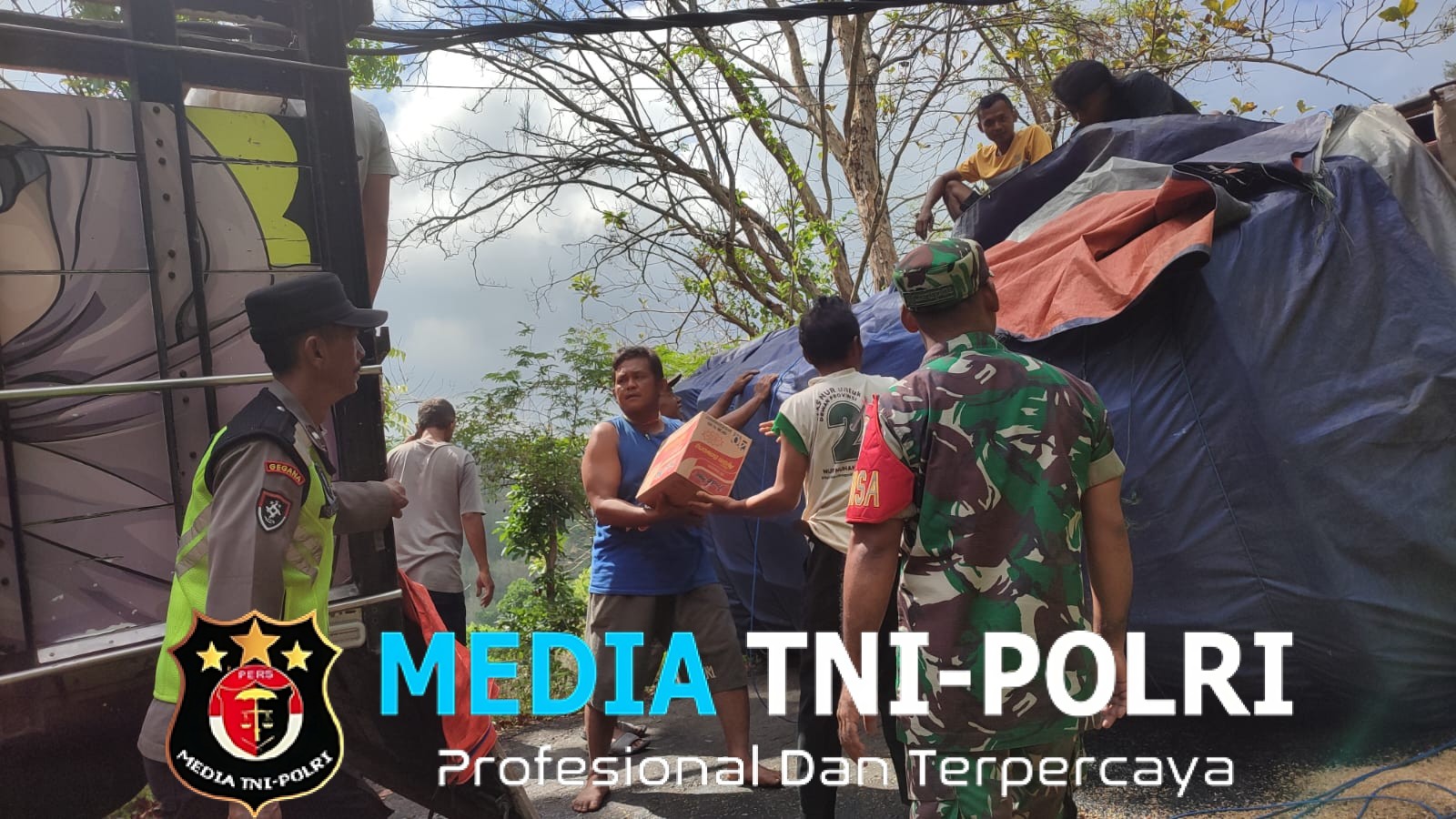 Polisi Evakuasi Truk Bermuatan Mie Instan yang Terguling di Tunggangan Jatiroto