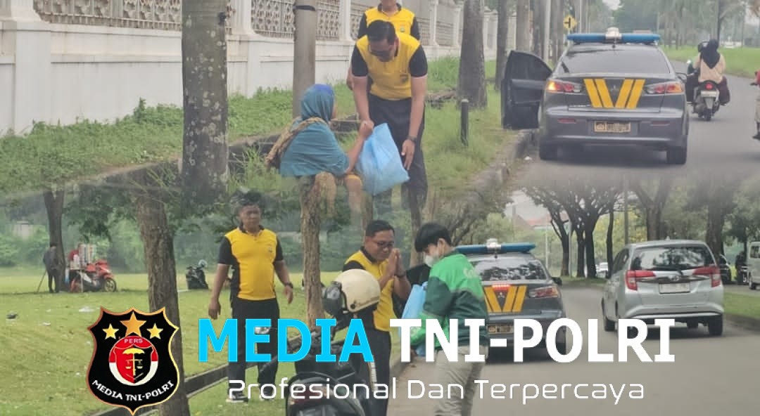 Kapolsek Cikarang Selatan Bagikan Sembako untuk Pemulung dan Driver Ojek Online