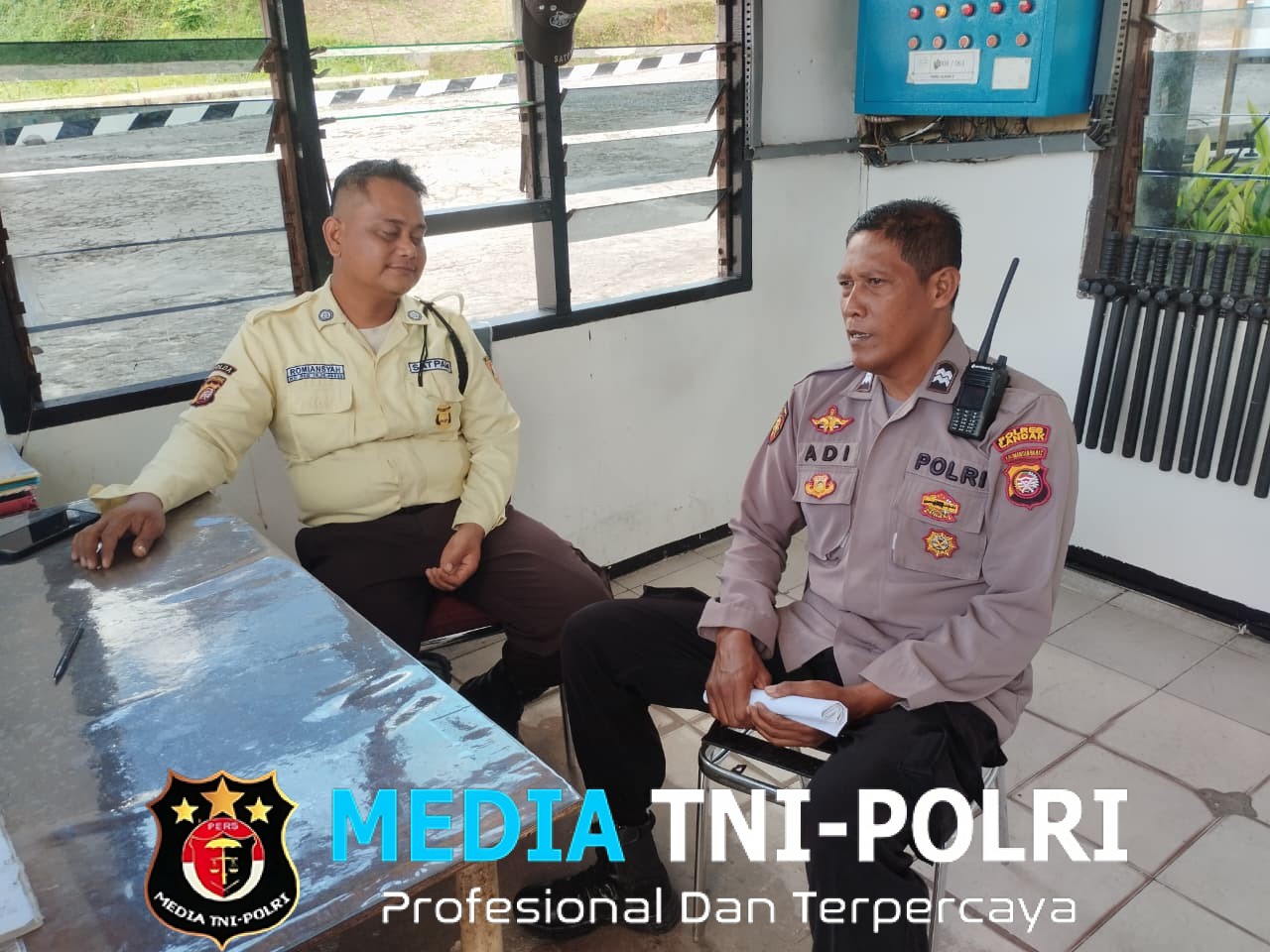 Patroli Siang Polsek Mandor Antisipasi Gangguan Kamtibmas dan Dengarkan Aspirasi Warga