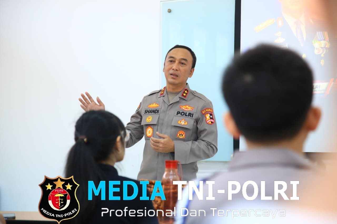 Kadiv Humas Beri Motivasi dan Pemahaman Tugas Kepolisian Pada Siswa Labschool Kebayoran