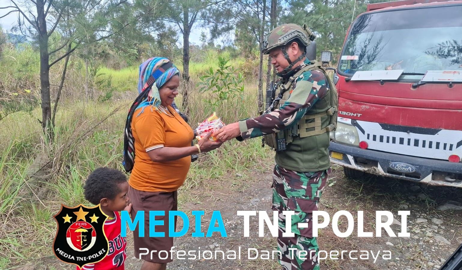 Satgas Yonif 700/WYC Hadir Membawa Sembako untuk Warga Distrik Omukia
