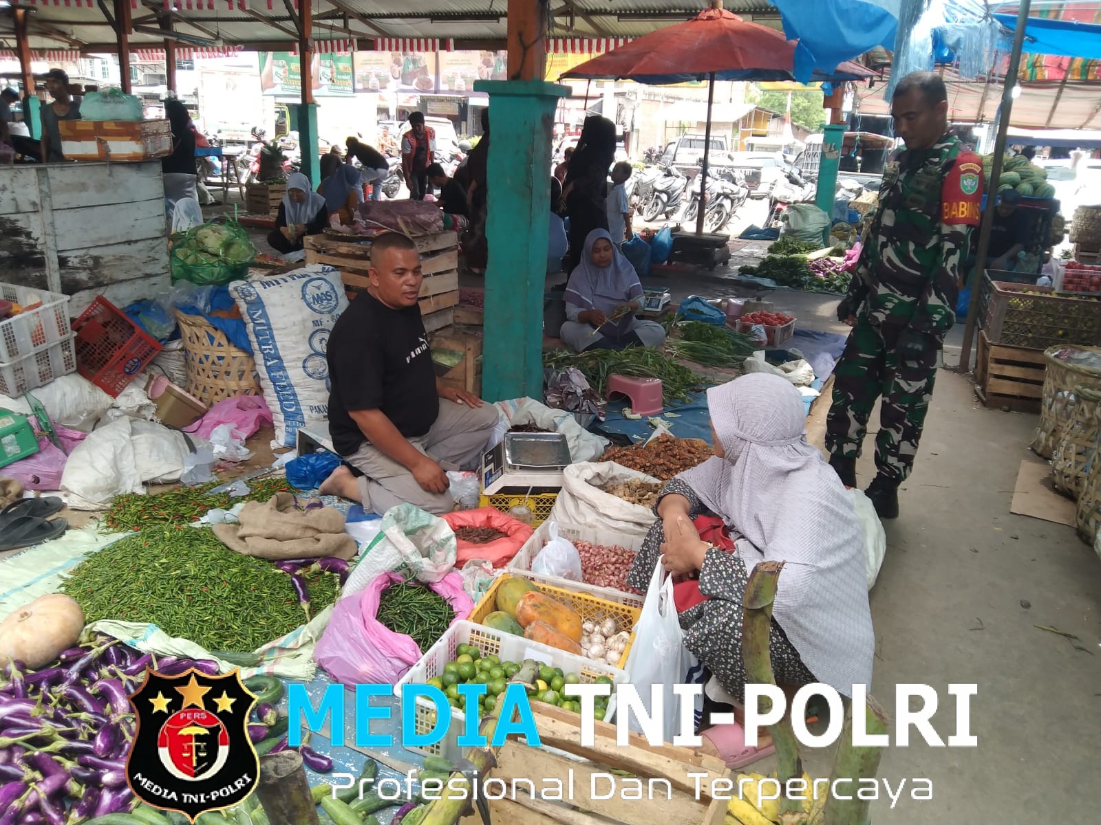 Babinsa Koramil 01/Muara Satu Cek Harga Sembako di Pasar Batuphat Timur