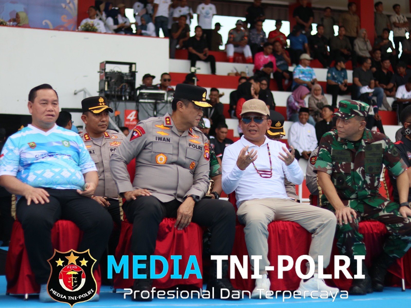 Kapolda Kalteng Hadiri Pembukaan Babak Penyisihan Turnamen Sepak Bola Gubernur Cup Zona Barat, Di Lapangan Stadion 29 Nopember Sampit