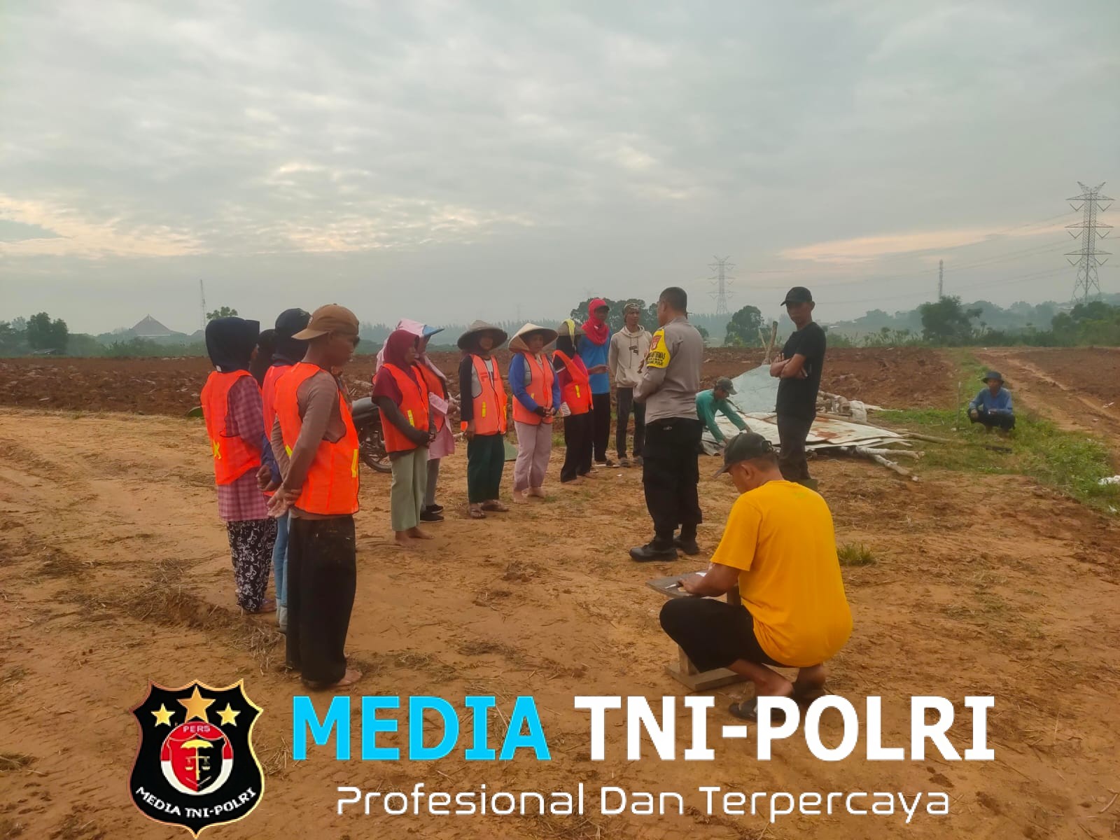 Polsek Cikarang Pusat Dukung Ketahanan Pangan Polda Metro Jaya dengan Penanaman Jagung di Desa Sukamahi