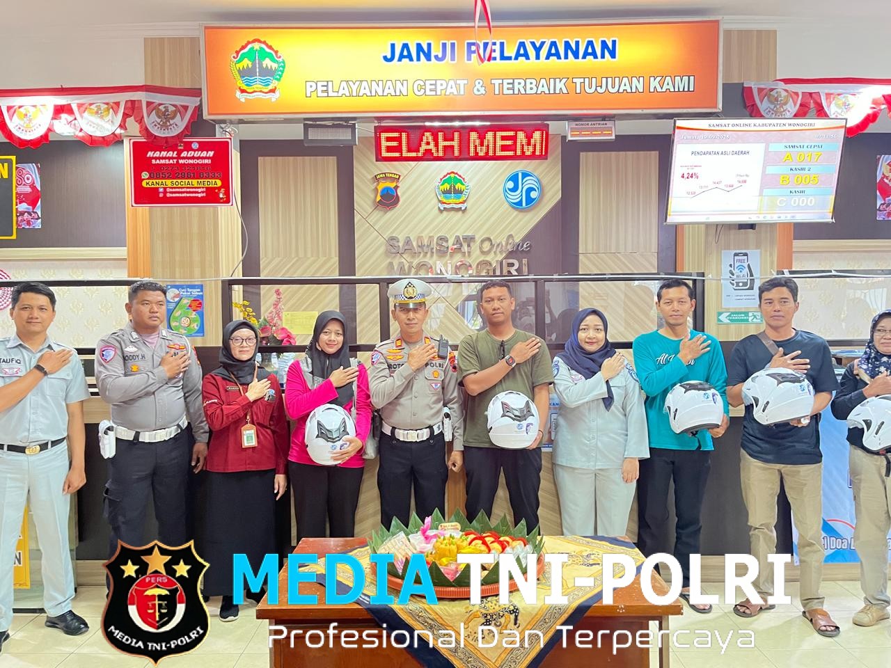 Peringati Hari Lalu Lintas, Satlantas Polres Wonogiri Bagi-bagi Helm di Samsat