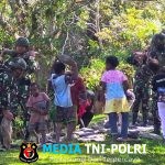 Satgas Pamtas RI-PNG Kewilayahan Yonif 521/DY Gelar Gotong Royong Bersama Warga Distrik Eragayam