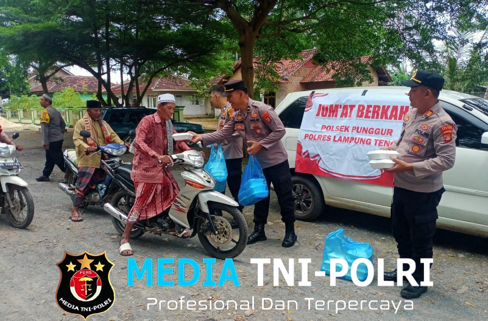 Jumat Berkah, Polsek Punggur Bagikan 400 Nasi Kotak Usai Salat Jumat Wujud Kepedulian dan Kebersamaan