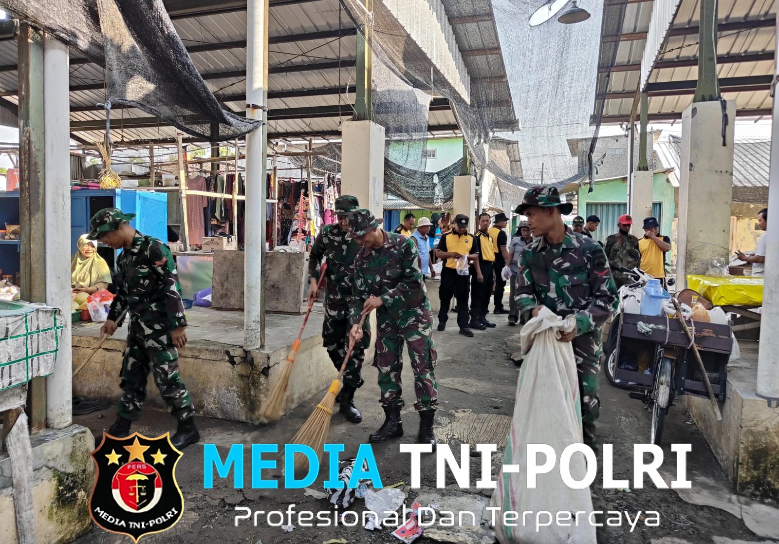 Peringati HUT TNI dan HUT Kodam IV/Dip, Kodim Sragen Bersih-bersih Pasar