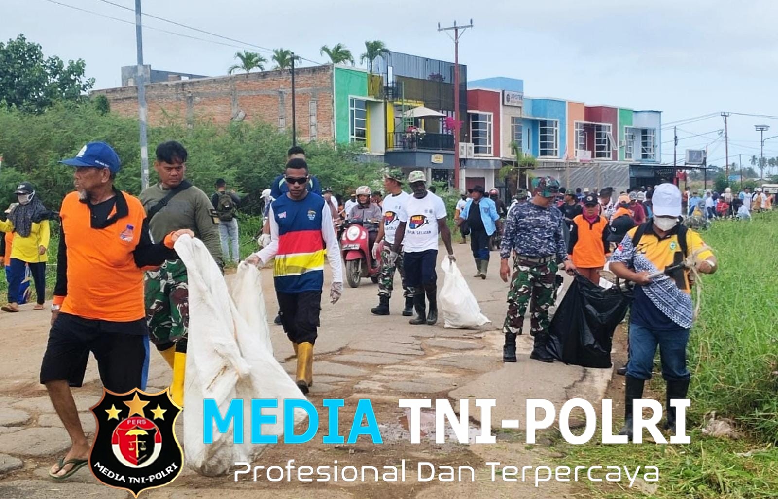 Hari Bersih Dunia 2025, Anggota Kodim Merauke Kerja Bhakti Bersihkan Lingkungan