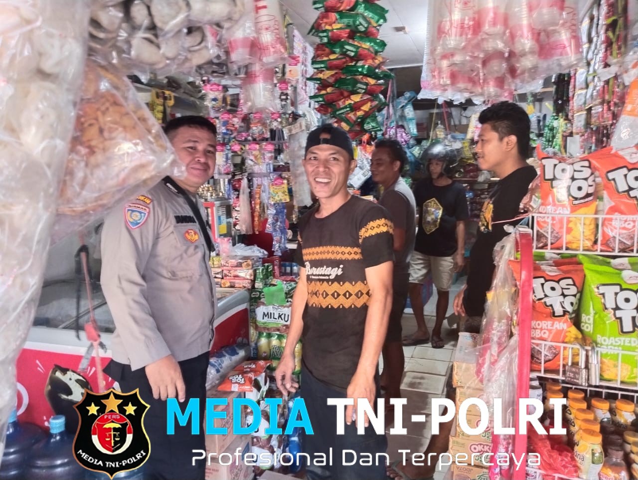 Sambil Menyapa Sambil Memberikan Pesan Kamtibmas Kepada Masyarakat Oleh Personil Polsubsektor Jelimpo