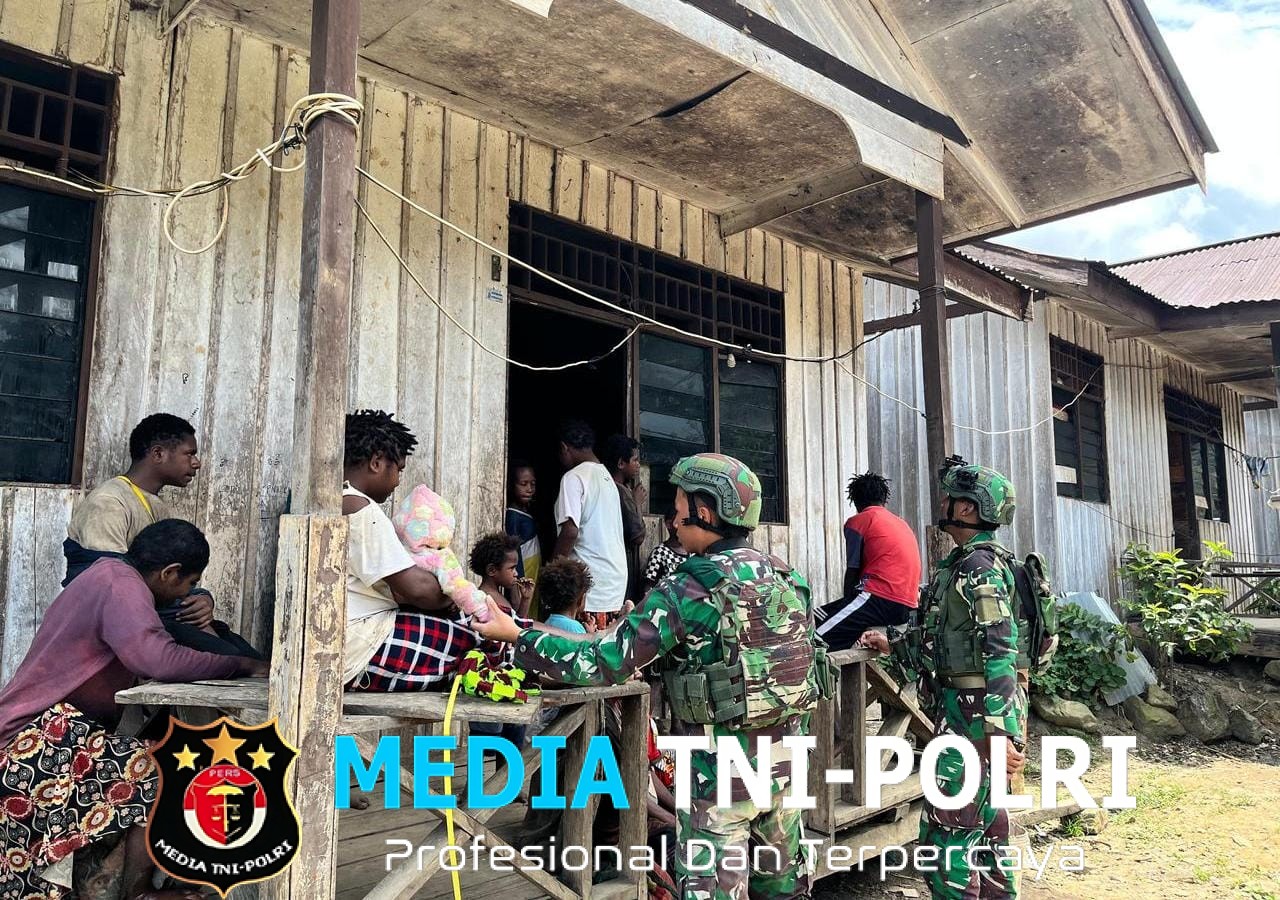 TNI Anjangsana ke Kampung Okatem, Pererat Silaturahmi dengan Warga Perbatasan