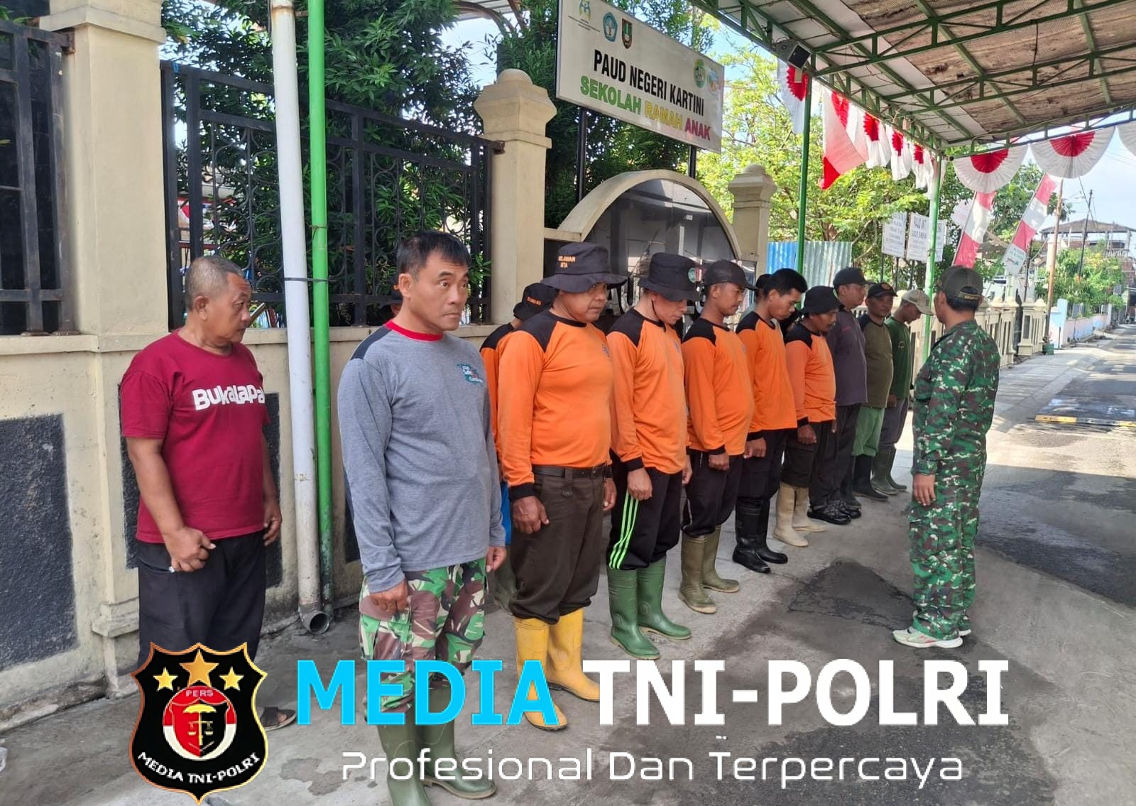 Guyub Rukun, Satgas KBD Ke-5 TA. 2025 Kodim 0735/Surakarta akhiri dengan Pengecatan Lis Jalan dan Penutup Saluran Air