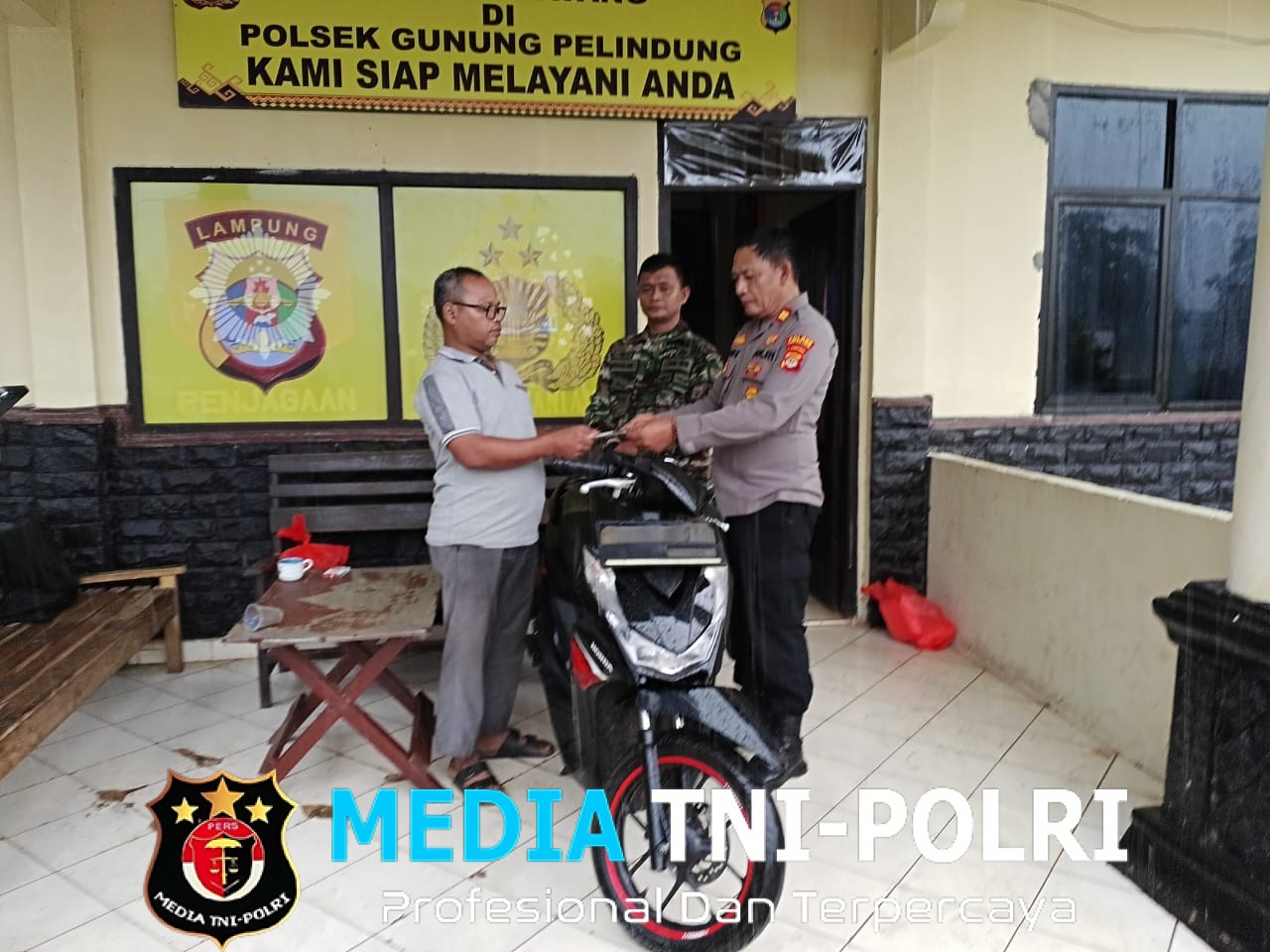 Polsek Gunung Pelindung Serahkan Barang Bukti Sepeda Motor Hasil Dugaan Curanmor ke Pemilik