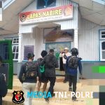Satgas Ops Damai Cartenz Kawal Serah Terima Tersangka Anis Telenggen ke Kejaksaan Negeri Nabire