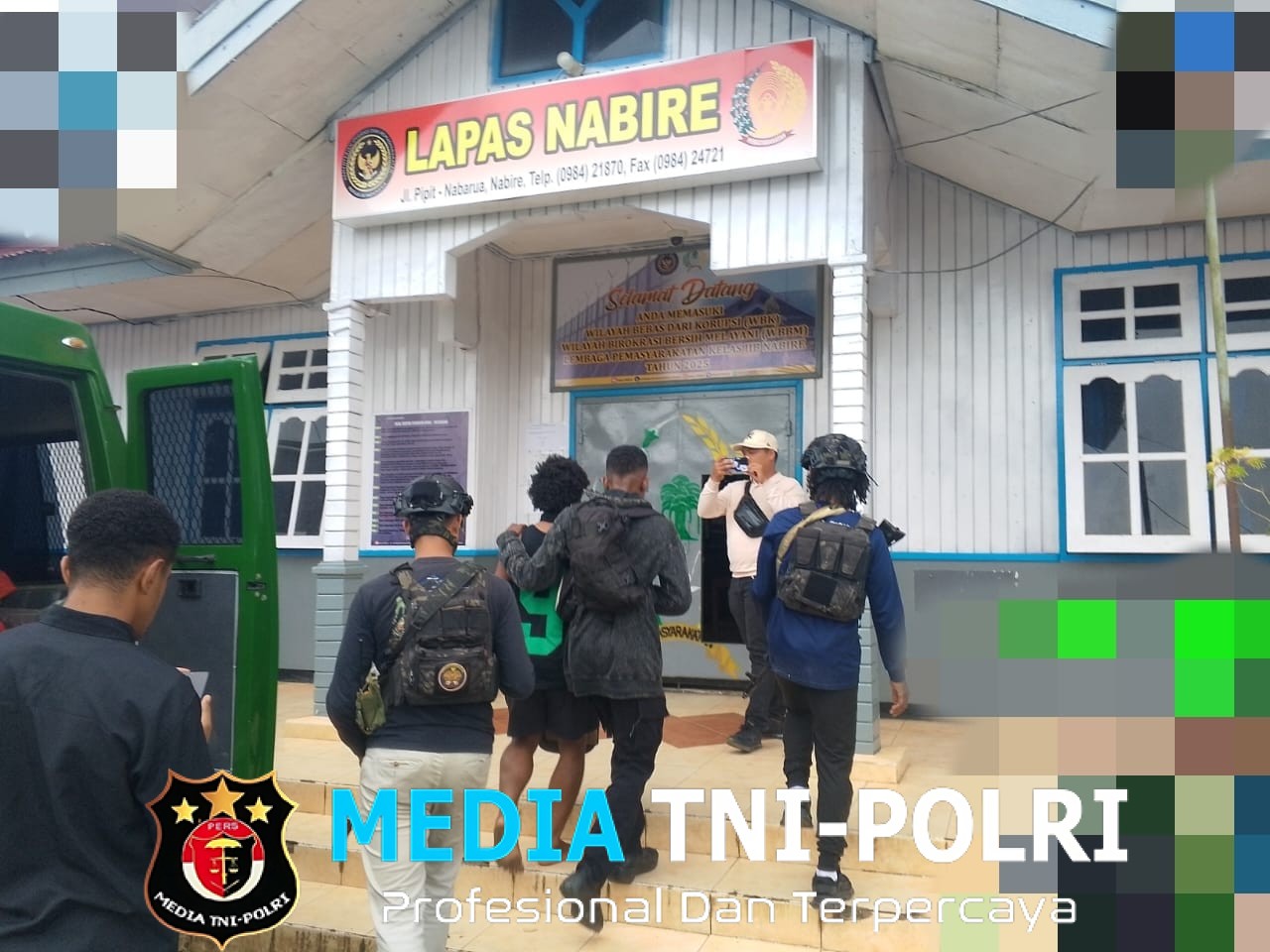 Satgas Ops Damai Cartenz Kawal Serah Terima Tersangka Anis Telenggen ke Kejaksaan Negeri Nabire