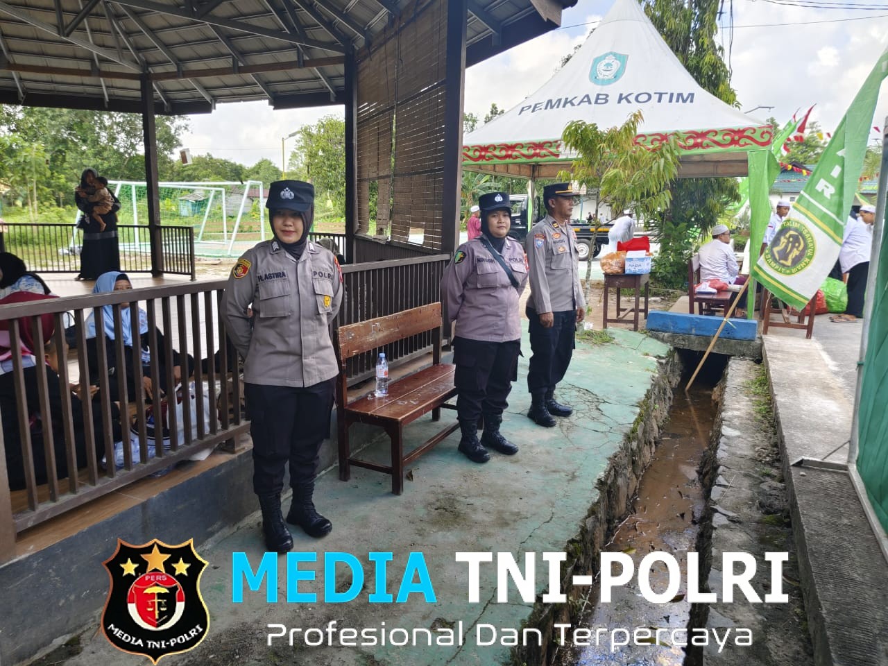 Puluhan personil Polres Kotim dan Polsek Ketapang mengamankan Peringatan Maulid Di Ponpes Darul Amin