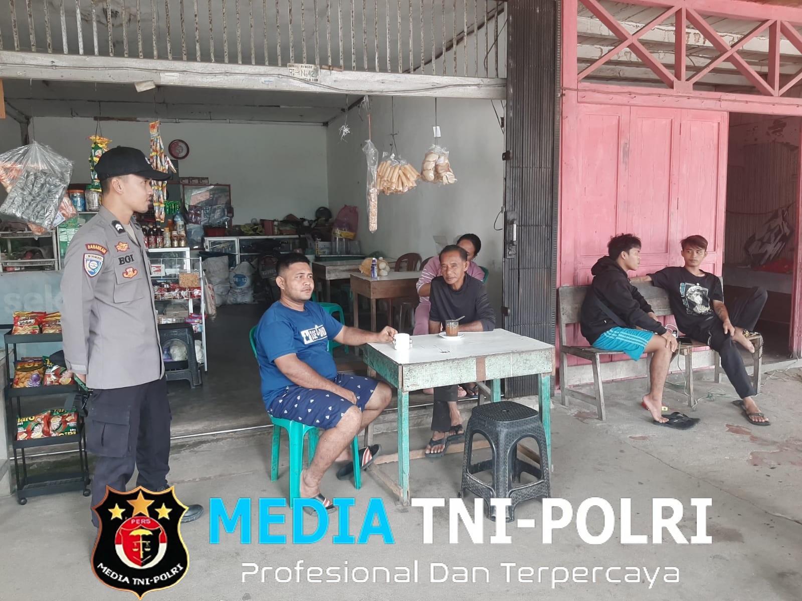 Patroli Humanis di Hari Libur, Polsek Mandor Dekatkan Diri dengan Warga