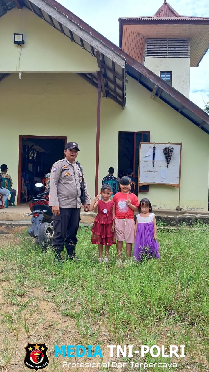 Personil Polsubsektor Jelimpo Laksanakan Pengamanan Di Gereja St. Paulus Tamang