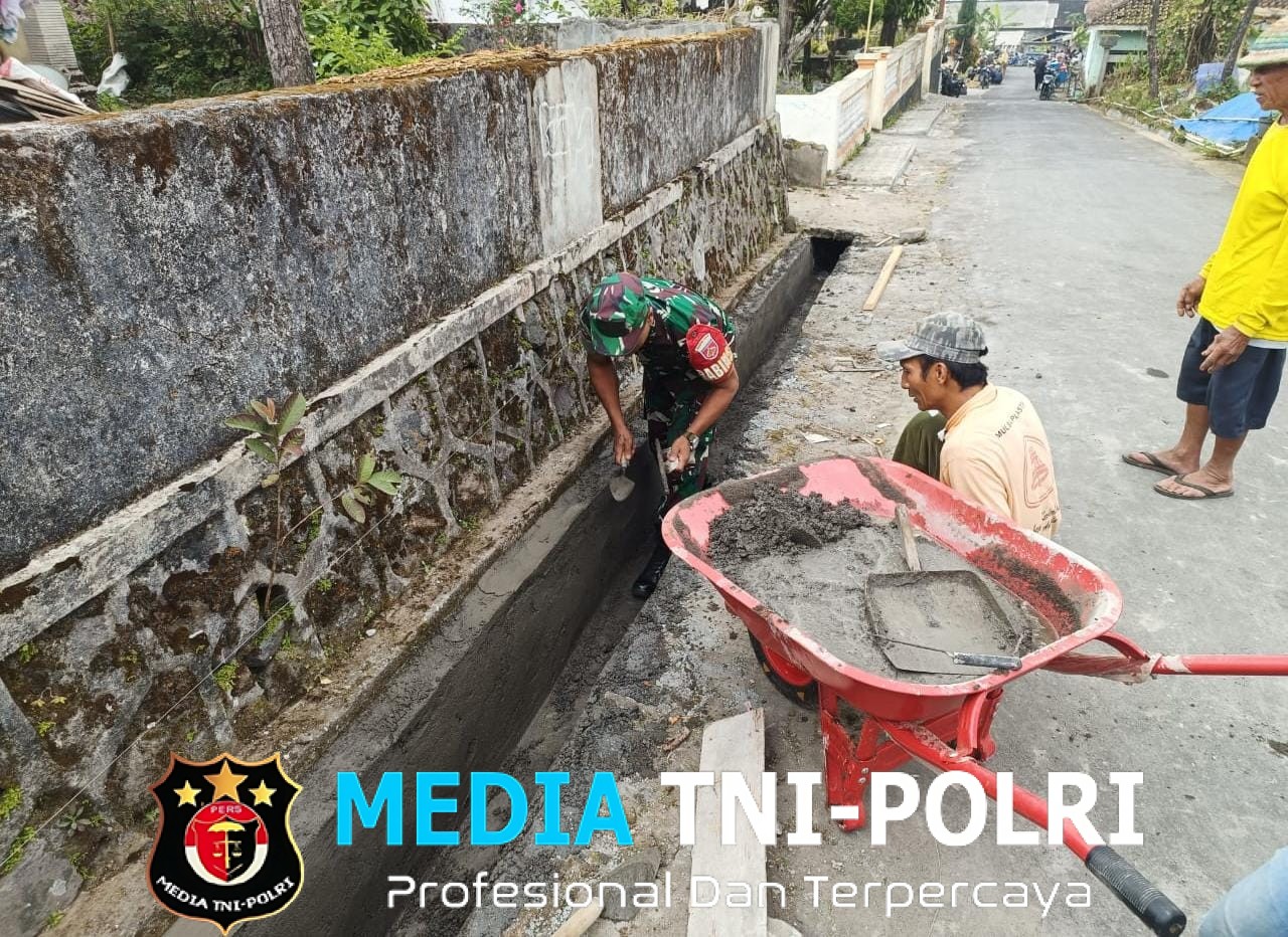 Babinsa Selo dan Warga Desa Jrakah Kompak Gelar Kerja Bakti, Wujudkan Jalan Desa Bersih dan Aman