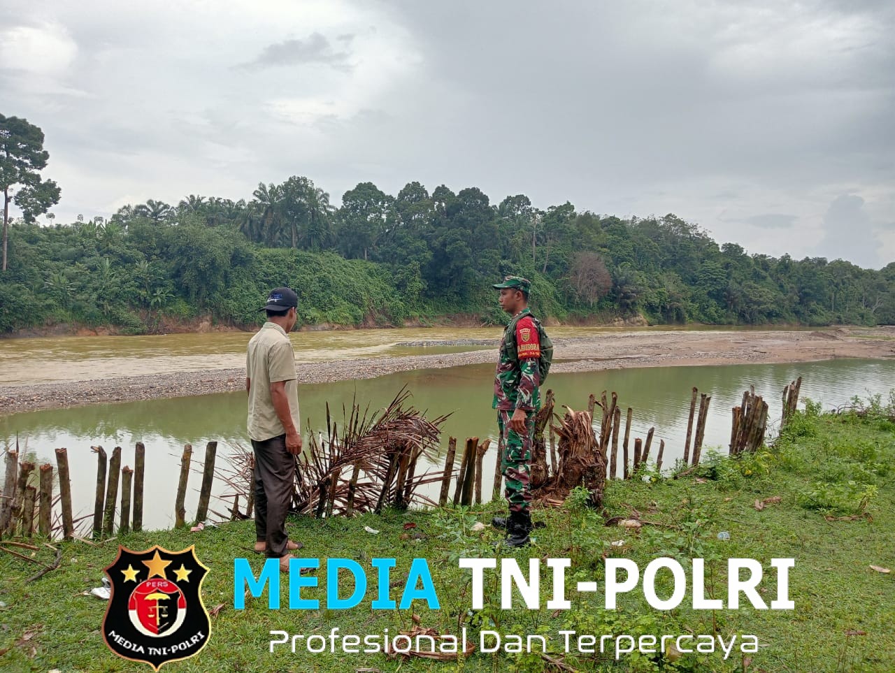 Antisipasi Banjir, Babinsa Koramil 420-04/SRL Laksanakan Patroli dan Sosialisasi ke Warga