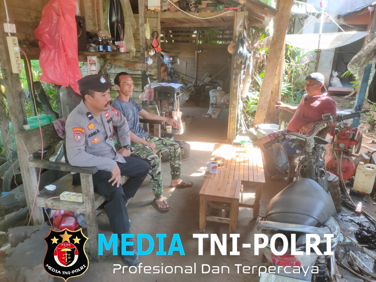 Sambangi Warganya, Polisi Berikan Himbauan Di Saat Patroli siang