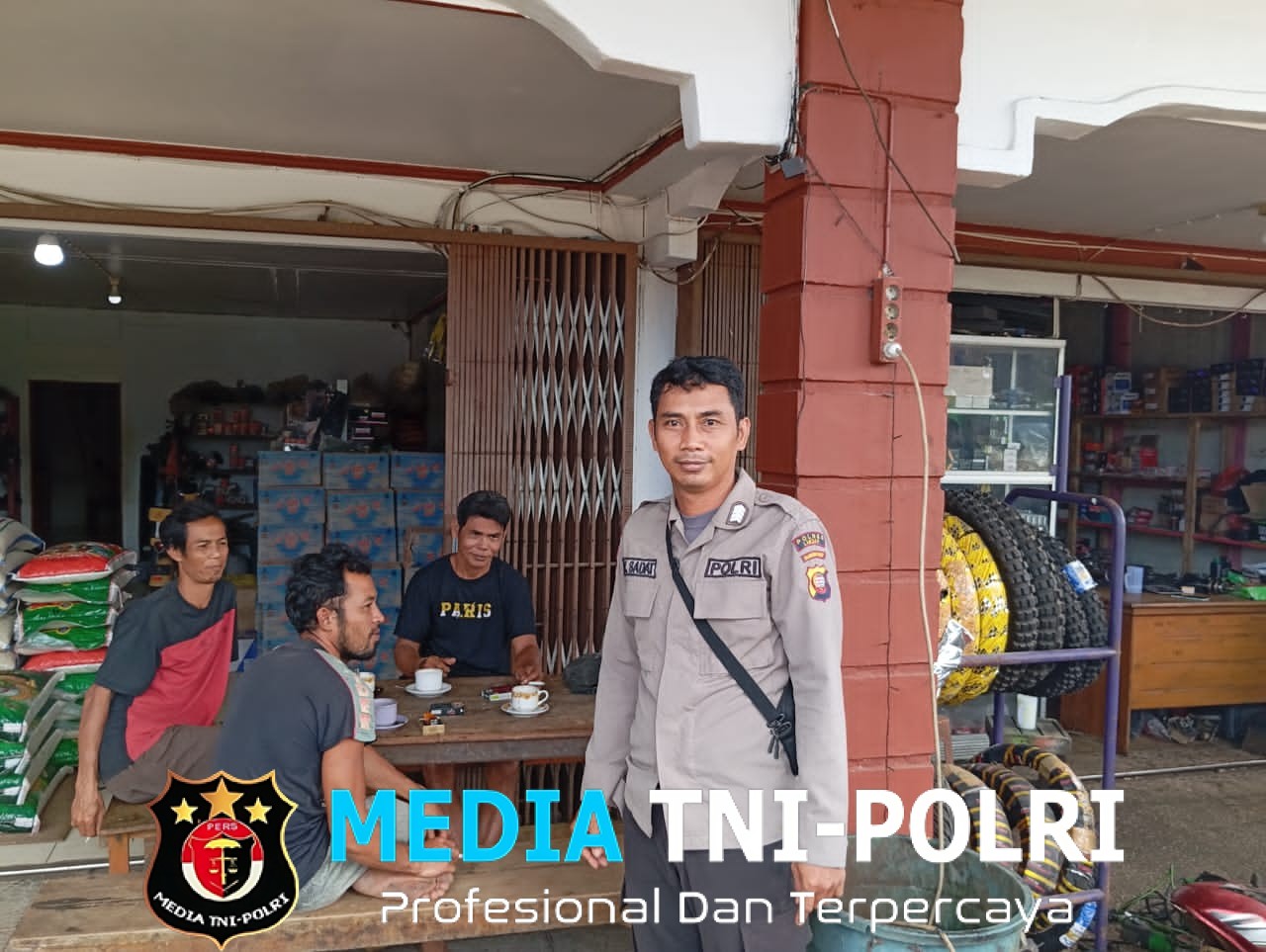 Laksanakan Patroli Siang Hari, Bhabinkamtibmas Polsek Kuala Behe Beri Himbauan Kepada Warga