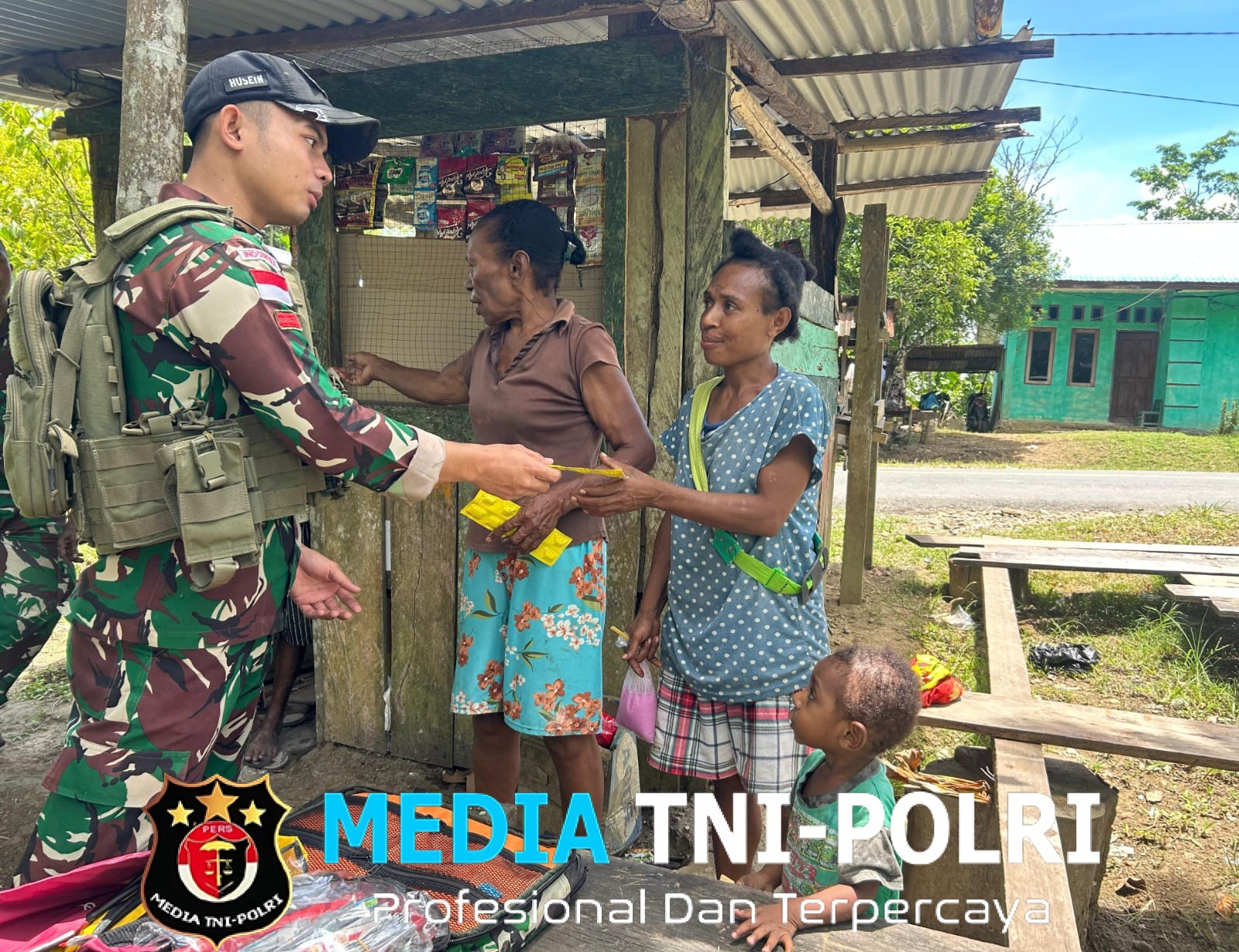 Satgas Yonif 131/Brajasakti Berikan Pelayanan Kesehatan Door to Door di Kampung Wembi