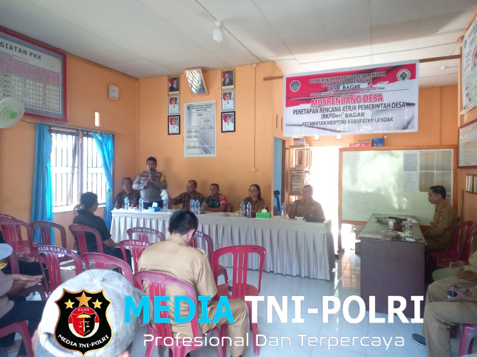 Bhabinkamtibmas Polsek Menyuke Hadiri Musyawarah Desa Bagak