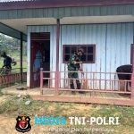 Satgas Yonif 700/WYC dan Aparat Distrik Gome Bergotong Royong Bersihkan Kantor Distrik