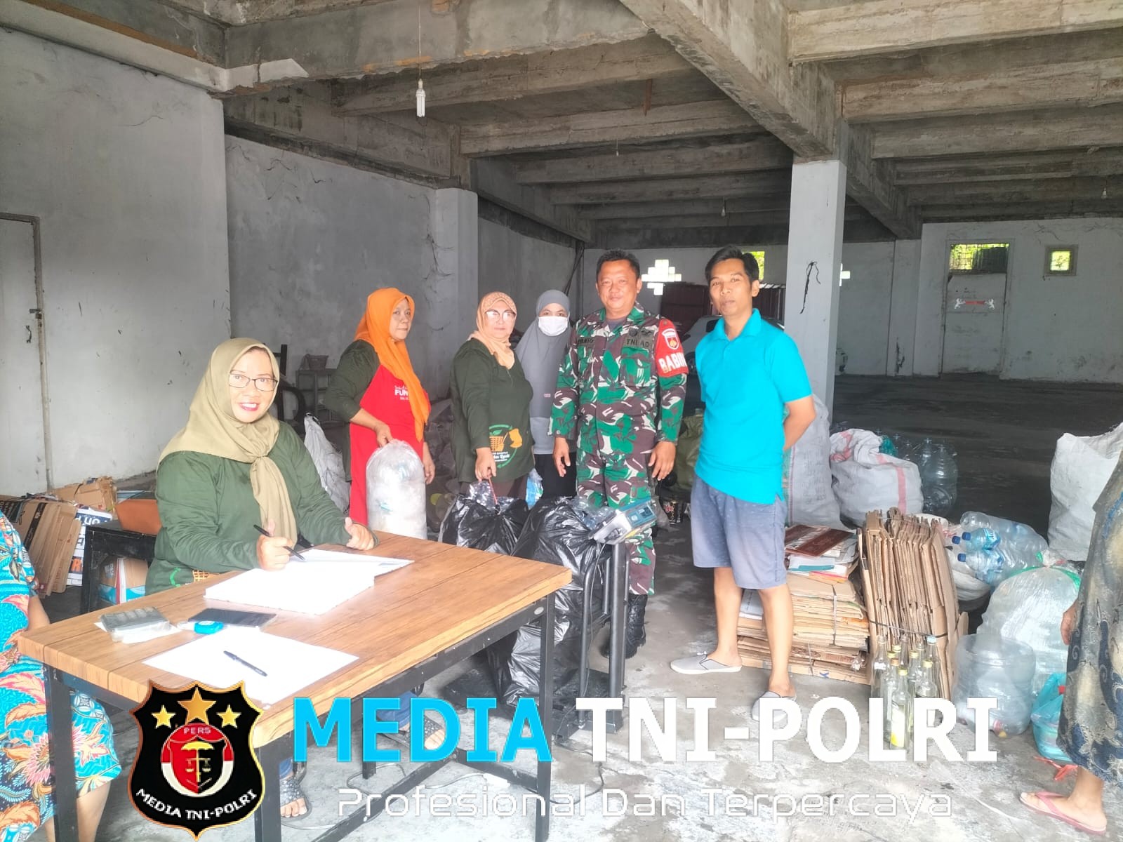 Pendampingan Babinsa Kemlayan Berikan Motivasi Semangat Kerja Kepada Petugas Bank Sampah