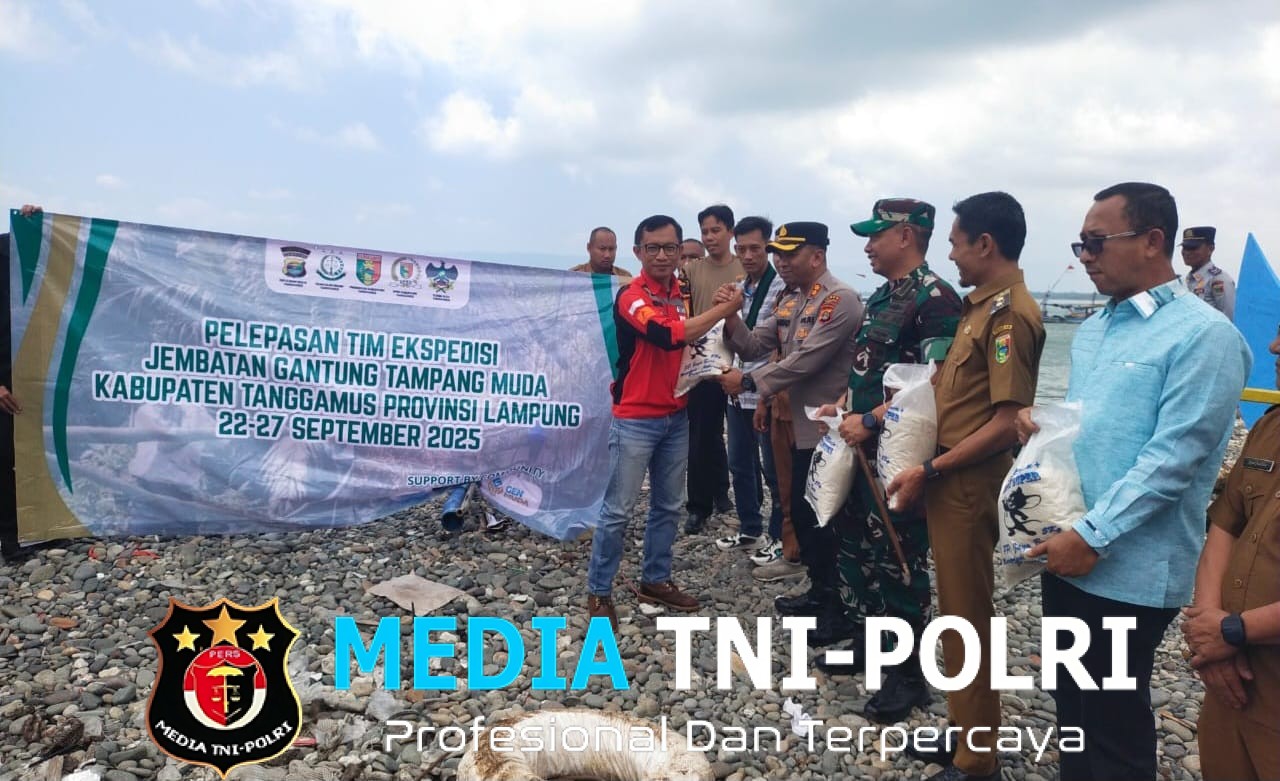 Personel Polres Tanggamus Diterjunkan Gabung Tim Ekspedisi Perbaikan Jembatan Gantung di Pematang Sawa