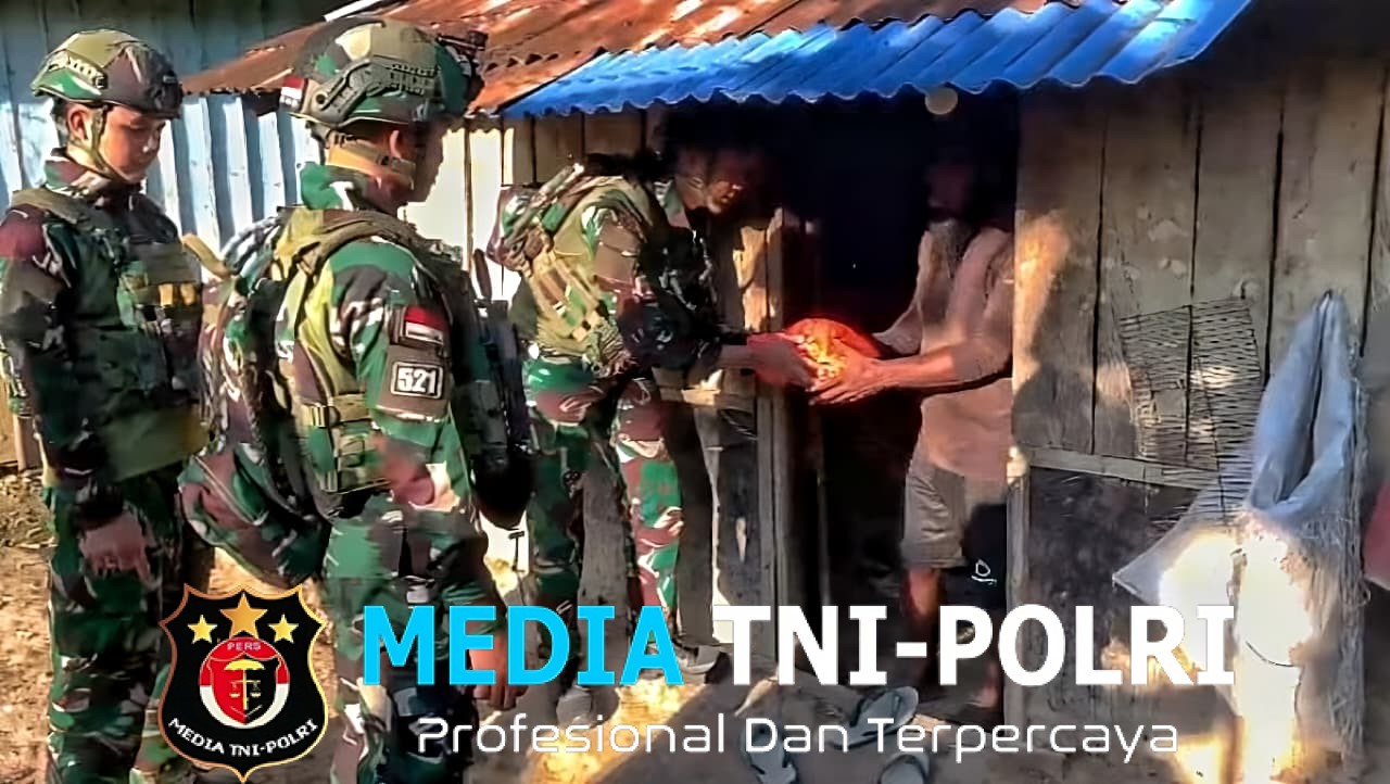 Tali Asih Satgas Yonif 521/DY Pererat Para Tokoh Masyarakat di Kampung Bolakme